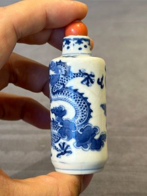 Three Chinese blue and white 'dragon' snuff bottles, 19th C. — photo 3