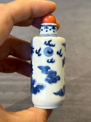 Three Chinese blue and white 'dragon' snuff bottles, 19th C. — photo 4