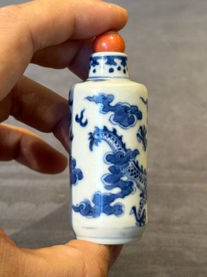 Three Chinese blue and white 'dragon' snuff bottles, 19th C. — photo 5