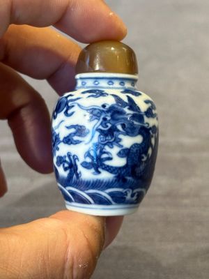 Three Chinese blue and white 'dragon' snuff bottles, 19th C. — photo 10