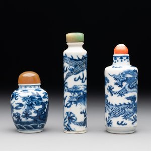 Three Chinese blue and white 'dragon' snuff bottles, 19th C. — photo 1