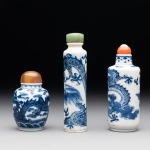 Three Chinese blue and white 'dragon' snuff bottles, 19th C. — photo 2