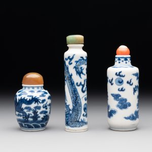 Three Chinese blue and white 'dragon' snuff bottles, 19th C. — photo 3