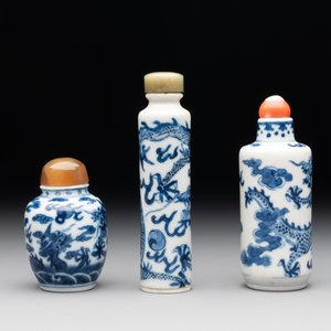 Three Chinese blue and white 'dragon' snuff bottles, 19th C. — photo 4