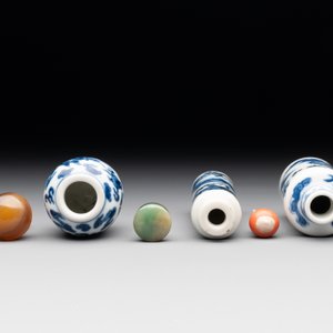 Three Chinese blue and white 'dragon' snuff bottles, 19th C. — photo 5