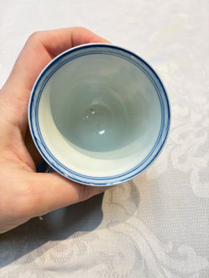 Three Chinese blue and white 'Elegant Beauties' cups and saucers, Chenghua and jade marks, Kangxi — photo 11