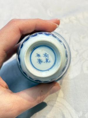 Three Chinese blue and white 'Elegant Beauties' cups and saucers, Chenghua and jade marks, Kangxi — photo 12