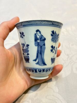Three Chinese blue and white 'Elegant Beauties' cups and saucers, Chenghua and jade marks, Kangxi — photo 13