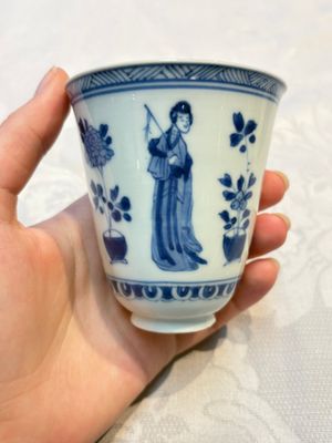 Three Chinese blue and white 'Elegant Beauties' cups and saucers, Chenghua and jade marks, Kangxi — photo 14