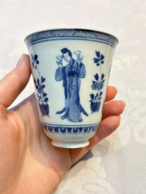 Three Chinese blue and white 'Elegant Beauties' cups and saucers, Chenghua and jade marks, Kangxi — photo 15