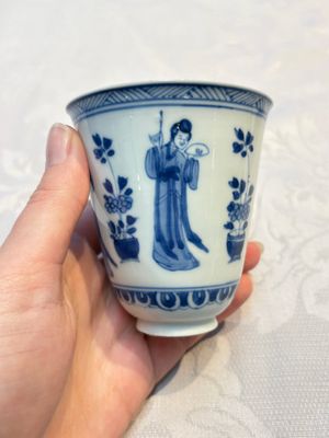 Three Chinese blue and white 'Elegant Beauties' cups and saucers, Chenghua and jade marks, Kangxi — photo 16