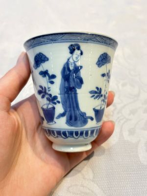 Three Chinese blue and white 'Elegant Beauties' cups and saucers, Chenghua and jade marks, Kangxi — photo 17