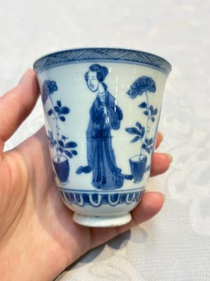 Three Chinese blue and white 'Elegant Beauties' cups and saucers, Chenghua and jade marks, Kangxi — photo 18