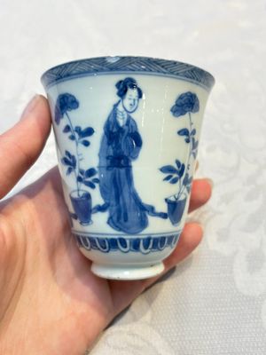 Three Chinese blue and white 'Elegant Beauties' cups and saucers, Chenghua and jade marks, Kangxi — photo 19