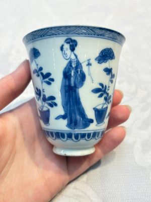 Three Chinese blue and white 'Elegant Beauties' cups and saucers, Chenghua and jade marks, Kangxi — photo 20