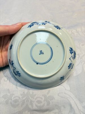 Three Chinese blue and white 'Elegant Beauties' cups and saucers, Chenghua and jade marks, Kangxi — photo 4