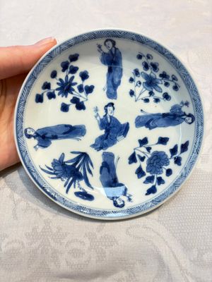 Three Chinese blue and white 'Elegant Beauties' cups and saucers, Chenghua and jade marks, Kangxi — photo 5
