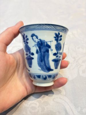 Three Chinese blue and white 'Elegant Beauties' cups and saucers, Chenghua and jade marks, Kangxi — photo 7