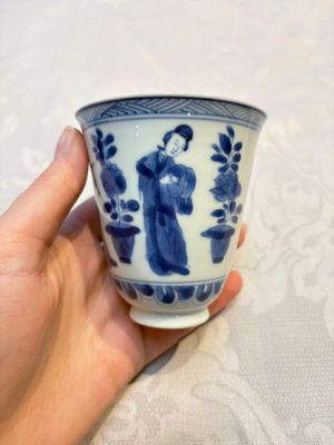 Three Chinese blue and white 'Elegant Beauties' cups and saucers, Chenghua and jade marks, Kangxi — photo 8