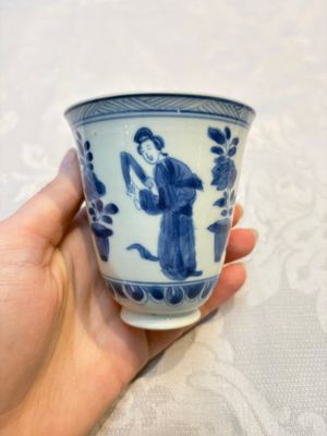 Three Chinese blue and white 'Elegant Beauties' cups and saucers, Chenghua and jade marks, Kangxi — photo 9
