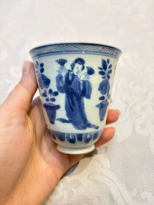 Three Chinese blue and white 'Elegant Beauties' cups and saucers, Chenghua and jade marks, Kangxi — photo 10