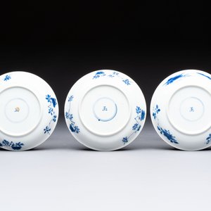 Three Chinese blue and white 'Elegant Beauties' cups and saucers, Chenghua and jade marks, Kangxi — photo 3
