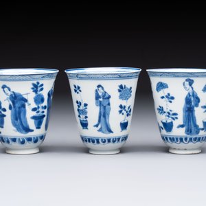 Three Chinese blue and white 'Elegant Beauties' cups and saucers, Chenghua and jade marks, Kangxi — photo 4