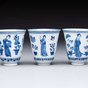 Three Chinese blue and white 'Elegant Beauties' cups and saucers, Chenghua and jade marks, Kangxi — photo 5
