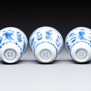 Three Chinese blue and white 'Elegant Beauties' cups and saucers, Chenghua and jade marks, Kangxi — photo 9