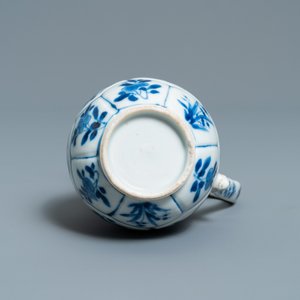 Three Chinese blue and white ewers, a teapot and a metal-mounted vase, Kangxi/Qianlong — photo 18