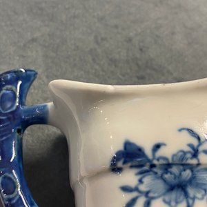 Three Chinese blue and white ewers, a teapot and a metal-mounted vase, Kangxi/Qianlong — photo 25