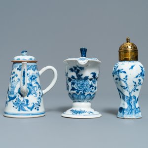 Three Chinese blue and white ewers, a teapot and a metal-mounted vase, Kangxi/Qianlong — photo 3