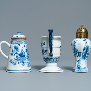 Three Chinese blue and white ewers, a teapot and a metal-mounted vase, Kangxi/Qianlong — photo 5