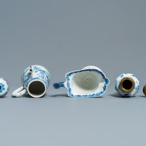 Three Chinese blue and white ewers, a teapot and a metal-mounted vase, Kangxi/Qianlong — photo 6