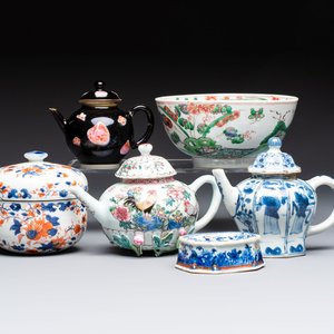 Three Chinese blue and white, famille rose and black-glazed covered teapots, a salt, an Imari-style covered bowl, and a famille verte bowl, 18th C. — photo 1