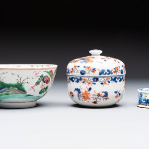 Three Chinese blue and white, famille rose and black-glazed covered teapots, a salt, an Imari-style covered bowl, and a famille verte bowl, 18th C. — photo 11