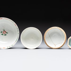 Three Chinese blue and white, famille rose and black-glazed covered teapots, a salt, an Imari-style covered bowl, and a famille verte bowl, 18th C. — photo 13