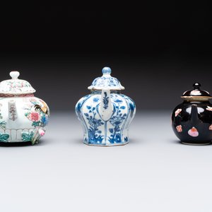 Three Chinese blue and white, famille rose and black-glazed covered teapots, a salt, an Imari-style covered bowl, and a famille verte bowl, 18th C. — photo 5
