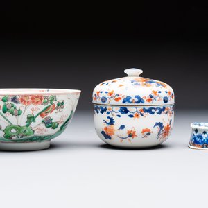 Three Chinese blue and white, famille rose and black-glazed covered teapots, a salt, an Imari-style covered bowl, and a famille verte bowl, 18th C. — photo 10