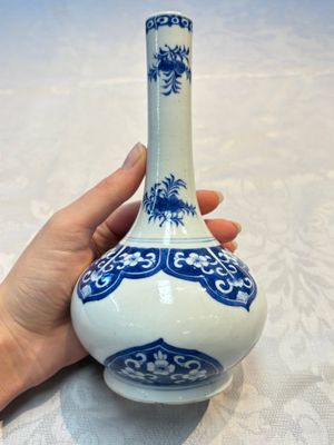 Three Chinese blue and white 'Fish' bowls and a bottle vase, Kangxi marks, 19th C. — 照片 1