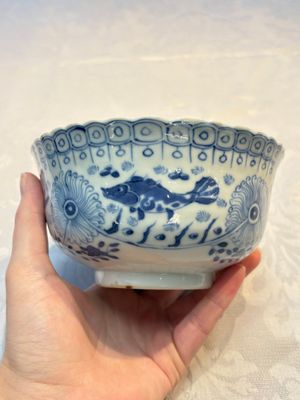 Three Chinese blue and white 'Fish' bowls and a bottle vase, Kangxi marks, 19th C. — 照片 11