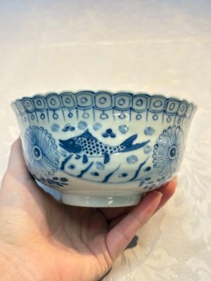 Three Chinese blue and white 'Fish' bowls and a bottle vase, Kangxi marks, 19th C. — 照片 12