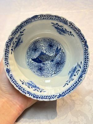 Three Chinese blue and white 'Fish' bowls and a bottle vase, Kangxi marks, 19th C. — 照片 13