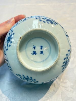 Three Chinese blue and white 'Fish' bowls and a bottle vase, Kangxi marks, 19th C. — 照片 14