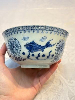 Three Chinese blue and white 'Fish' bowls and a bottle vase, Kangxi marks, 19th C. — 照片 15