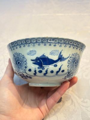Three Chinese blue and white 'Fish' bowls and a bottle vase, Kangxi marks, 19th C. — 照片 16