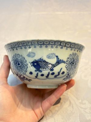Three Chinese blue and white 'Fish' bowls and a bottle vase, Kangxi marks, 19th C. — 照片 17