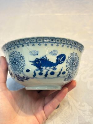 Three Chinese blue and white 'Fish' bowls and a bottle vase, Kangxi marks, 19th C. — 照片 18