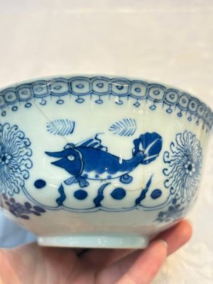 Three Chinese blue and white 'Fish' bowls and a bottle vase, Kangxi marks, 19th C. — 照片 19