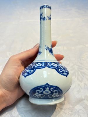 Three Chinese blue and white 'Fish' bowls and a bottle vase, Kangxi marks, 19th C. — 照片 2